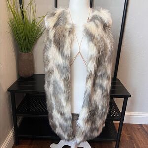 Almost famous faux fur vest size medium